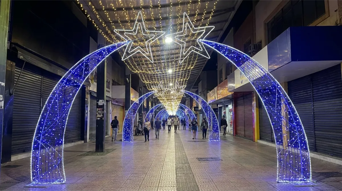 Iluminação natalina em galeria comercial, projeto Forma & Luz