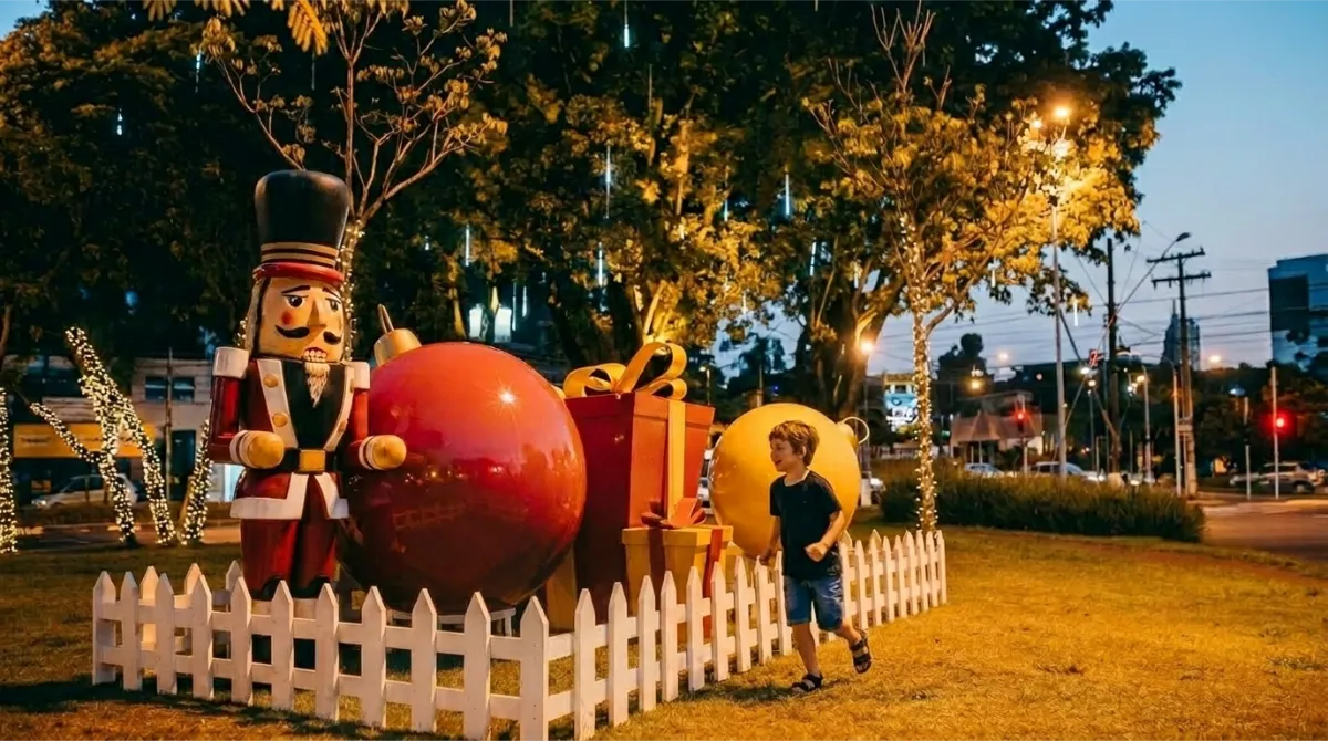 Iluminação natalina em praça e rua, projeto Forma & Luz São Paulo